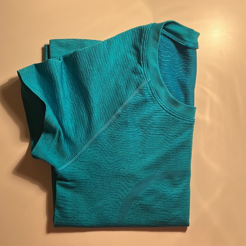 Lululemon Swiftly Tech Size 2 Shortsleeve *Race Ripple Wave Hawaiian Blue
